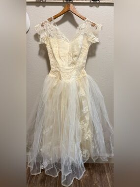 Vintage Sweetheart Neckline Lace & Tule Wedding Dress Size Small, Bride Bridal